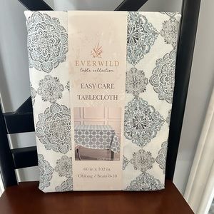 Easy Care Tablecloth NWT Oblong 60 in. x 102 in.  Vapor Medallion.